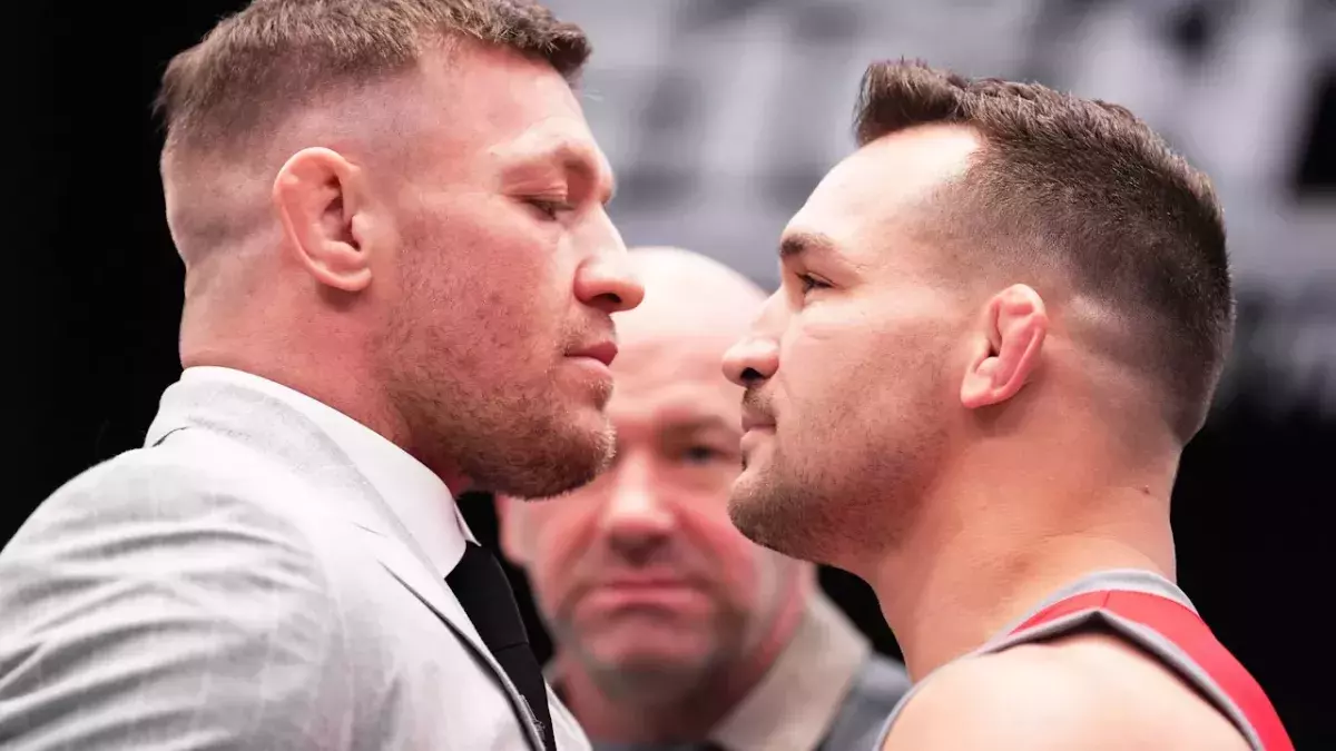 Conor McGregor face à face avec Michael Chandler lors de la conférence de presse avant l'UFC 303.
