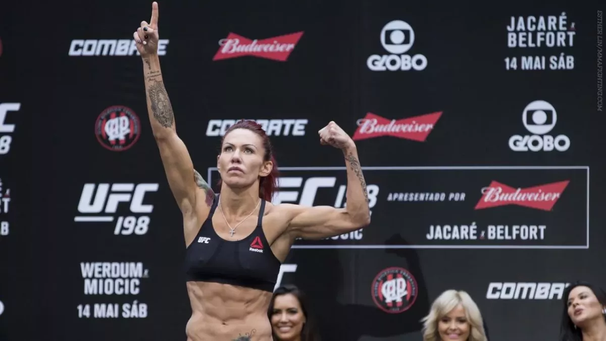Cris Cyborg, connue pour ses weight-cut extrêmes, à la pesée de l'UFC 198