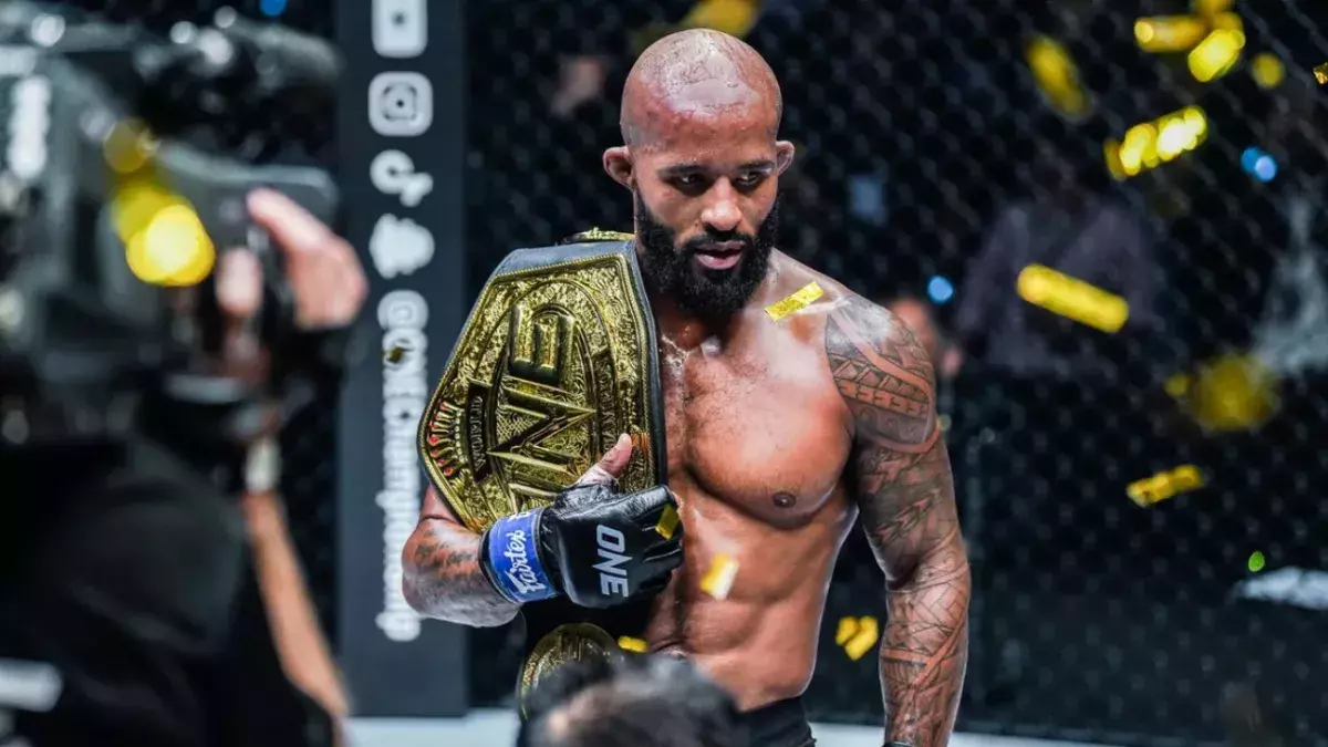  Demetrious Johnson avec sa ceinture flyweight du ONE FC