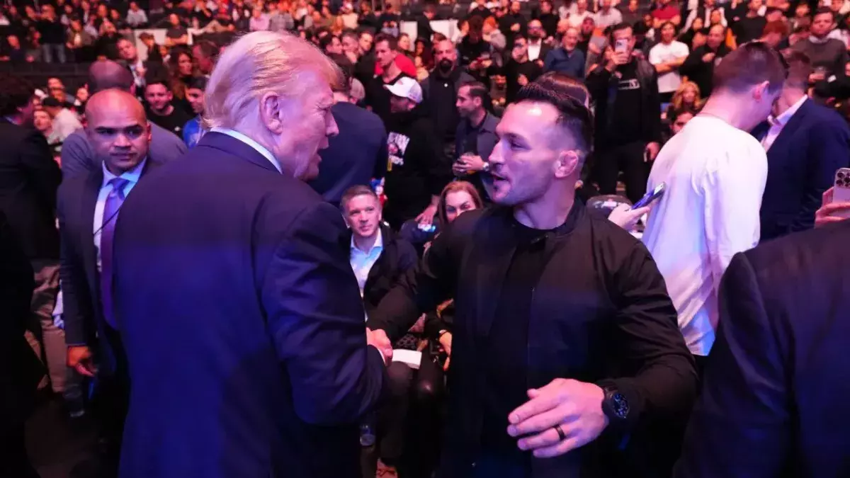 Donald Trump et Michael Chandler se saluent lors de l'UFC 295.