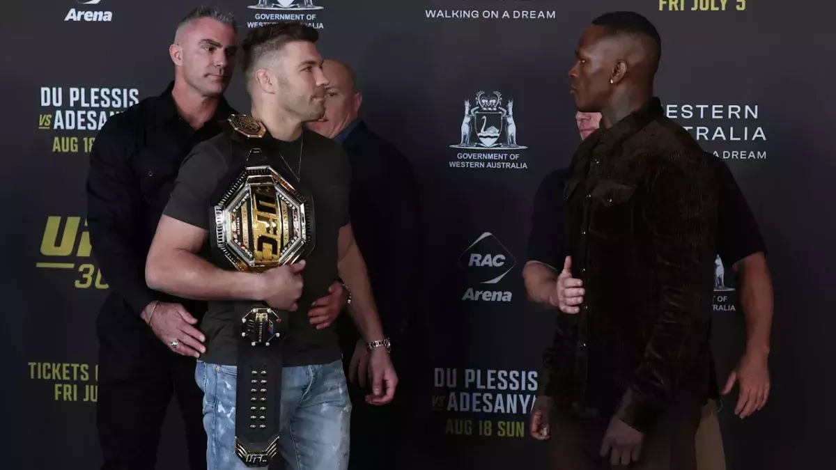 Dricus Du Plessis fait face à Israel Adesanya lors de la conférence de presse avant leur affrontement à l'UFC 305.
