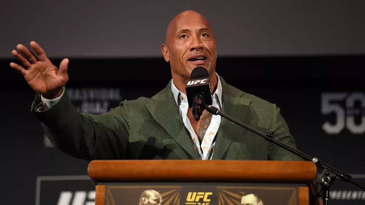 Dwayne Johnson lors de la conférence de presse de l'UFC 244. 