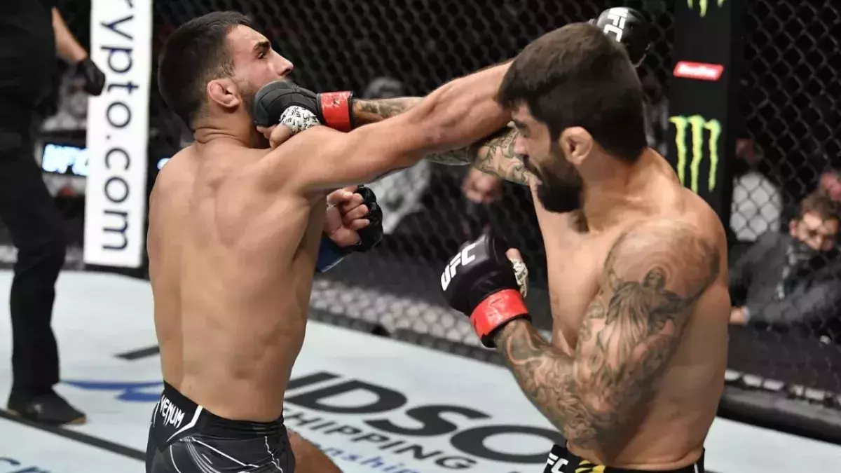 Elizeu Zaleski dos Santos et Benoit Saint-Denis dans la cage de l'UFC