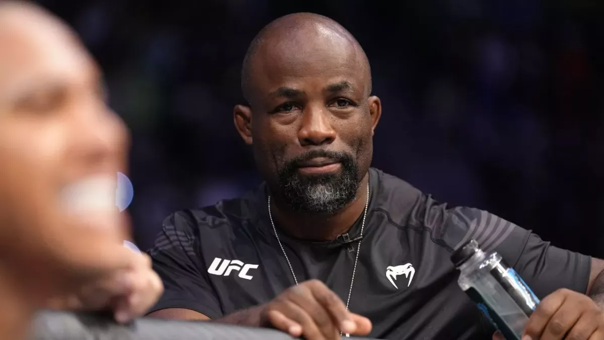 Fernand Lopez dans le coin de Ciryl Gane lors d'un combat du Français à l'UFC. 