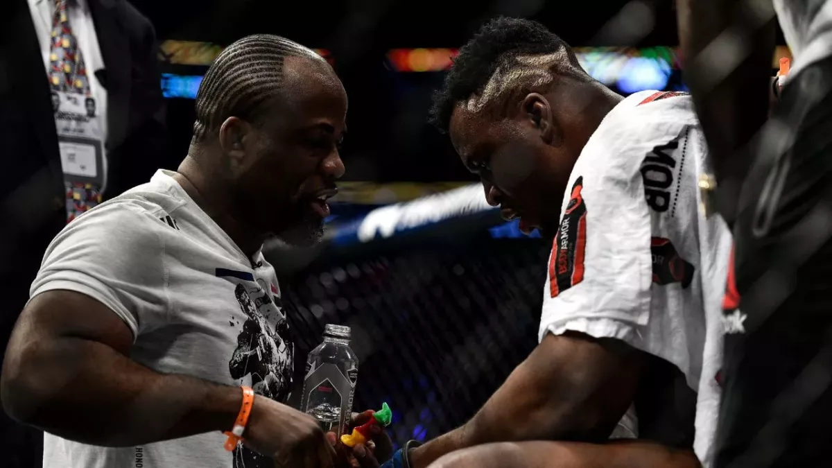 Fernand Lopez et Francis Ngannou lors de l'UFC 220 en 2018. 