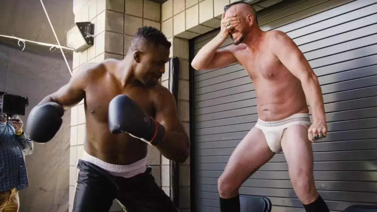 Francis Ngannou dans le trailer de Jackass 4. 
