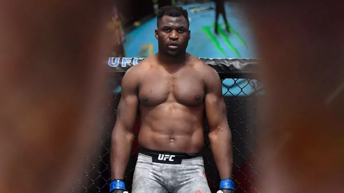 Francis Ngannou est actuellement tenu éloigné de l'octogone après son opération du. genou. 