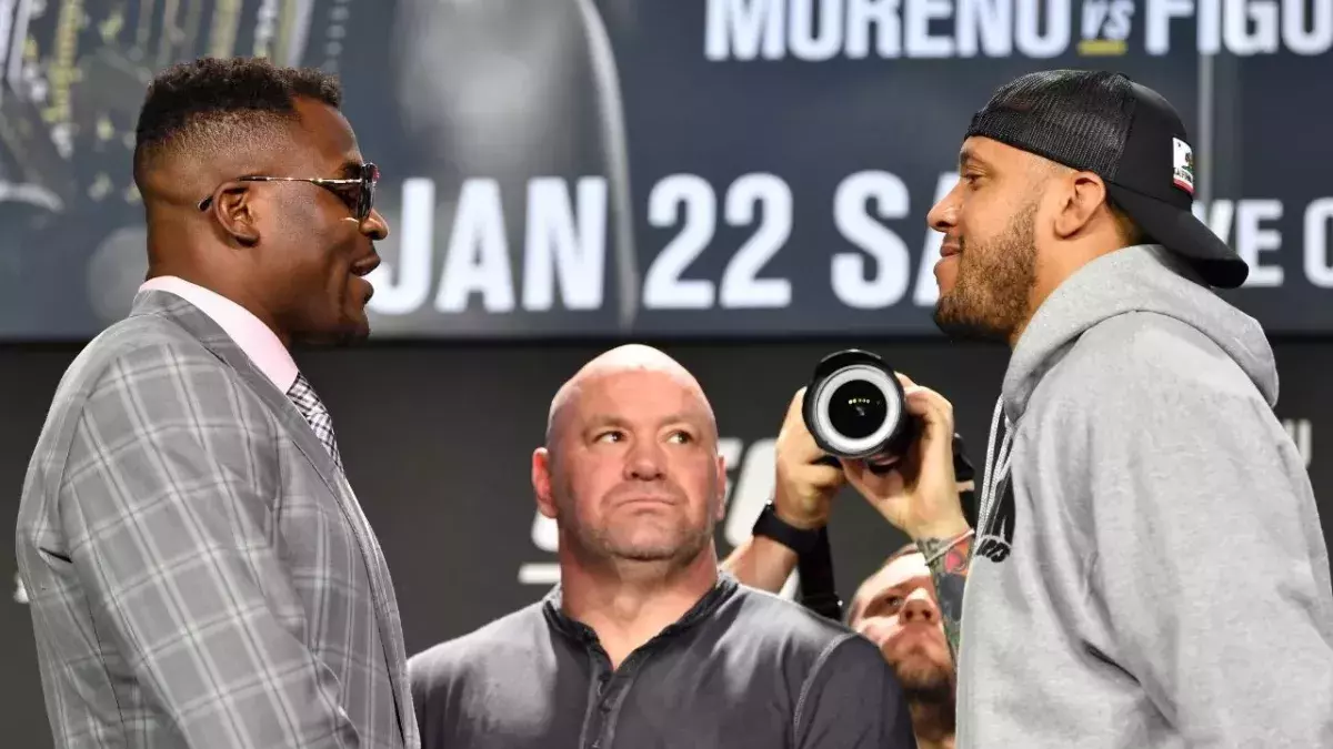 Francis Ngannou et Ciryl Gane face-à-face lors de la conférence de presse de l'UFC 270. 