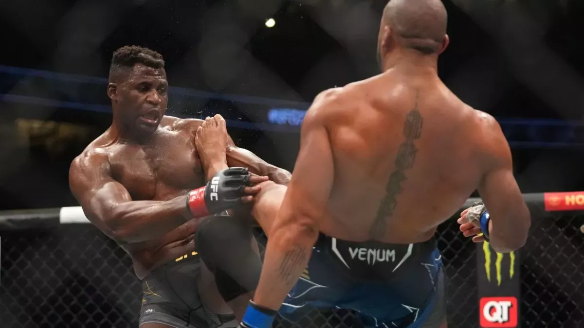 Francis Ngannou face à Ciryl Gane lors de l'UFC 270. 
