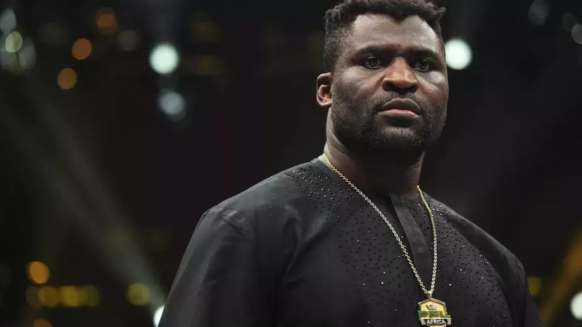 Francis Ngannou le 23 août 2024 lors de la promotion de son combat face à Renan Ferreira. 