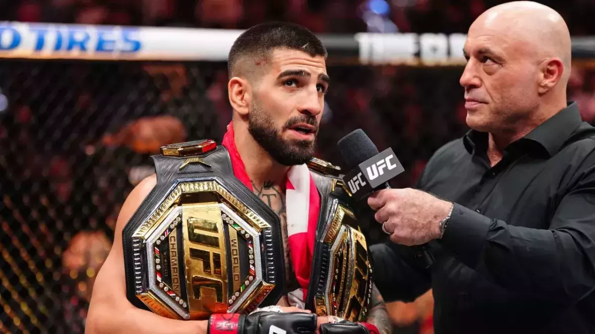 Ilia Topuria au micro de Joe Rogan lors de l'UFC 317.