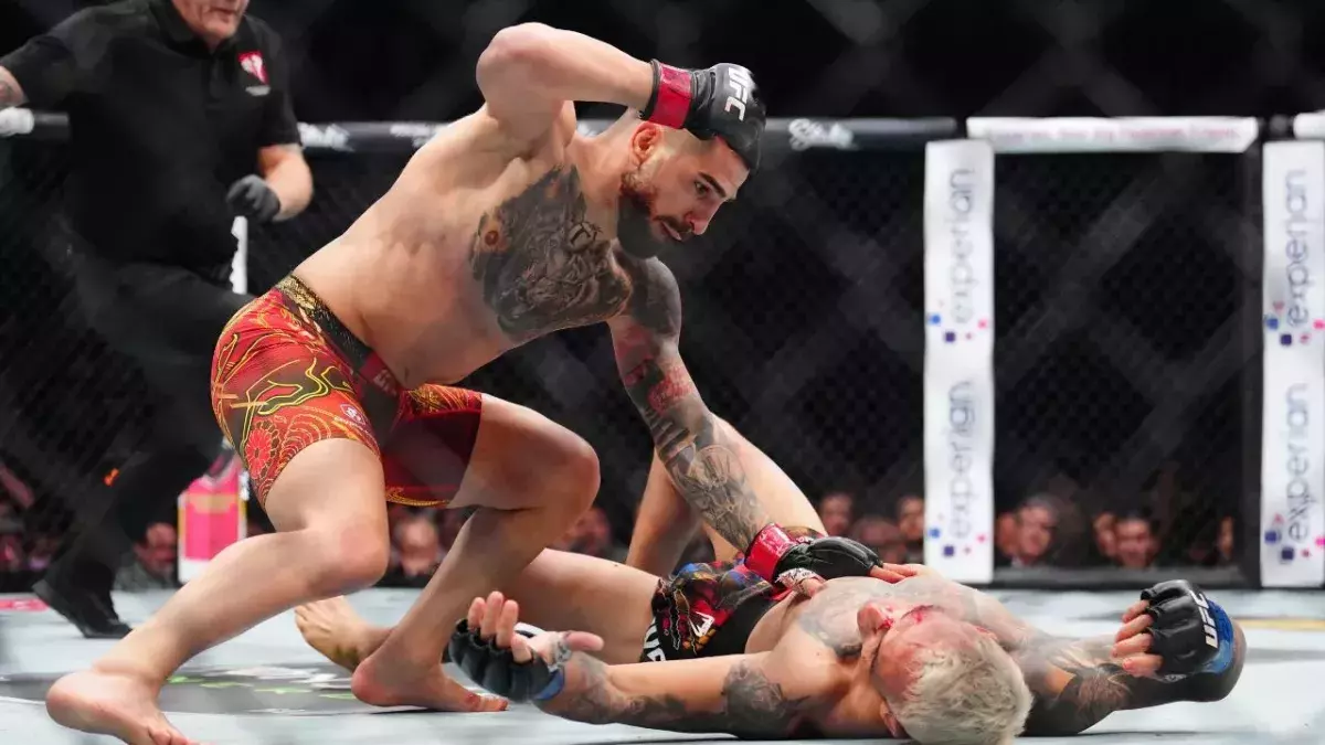 Ilia Topuria a battu Charles Oliveira par KO au 1er round lors de l'UFC 317.