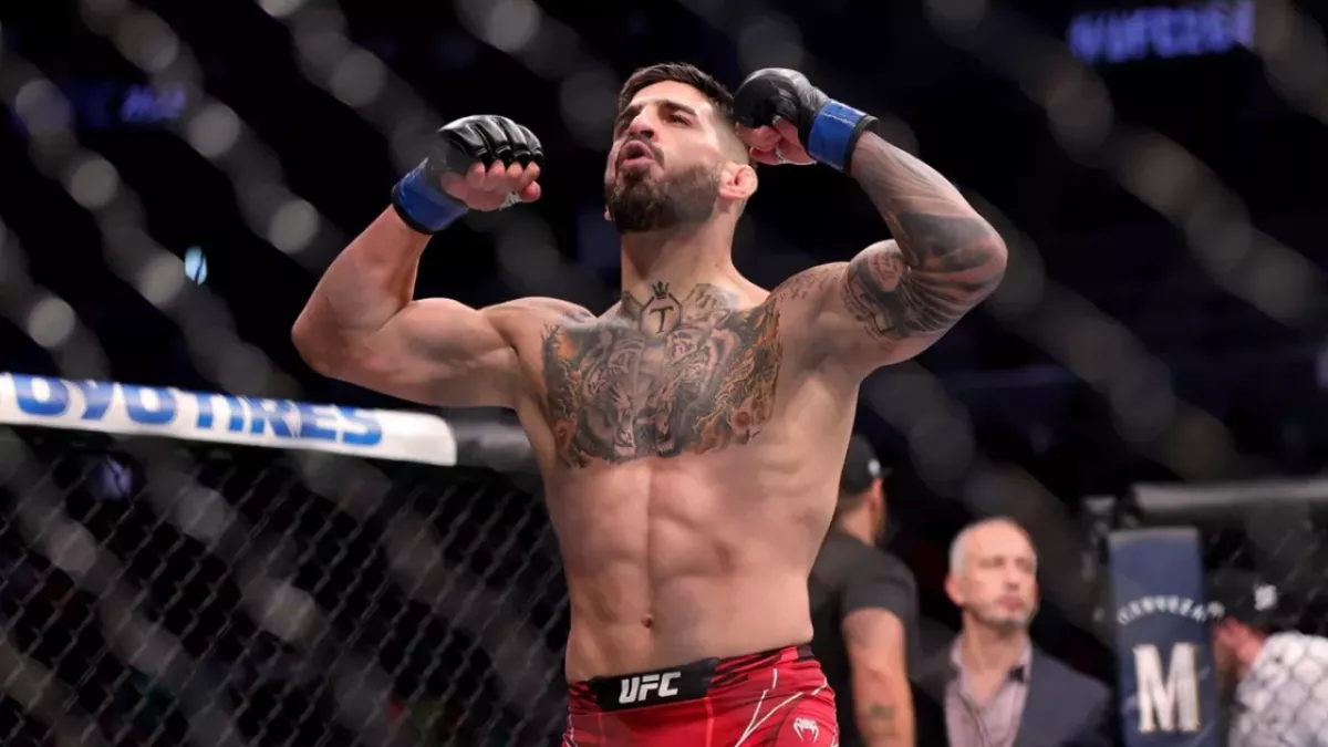 Ilia Topuria dans la cage de l'UFC
