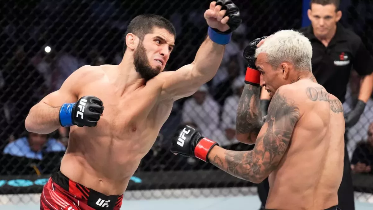 Islam Makhachev est parvenu à soumettre Charles Oliveira à l'UFC 280. 