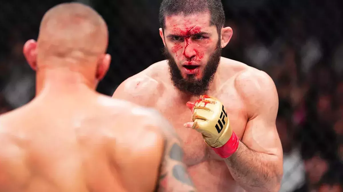 Islam Makhachev face à Dustin Poirier lors de l'UFC 302.
