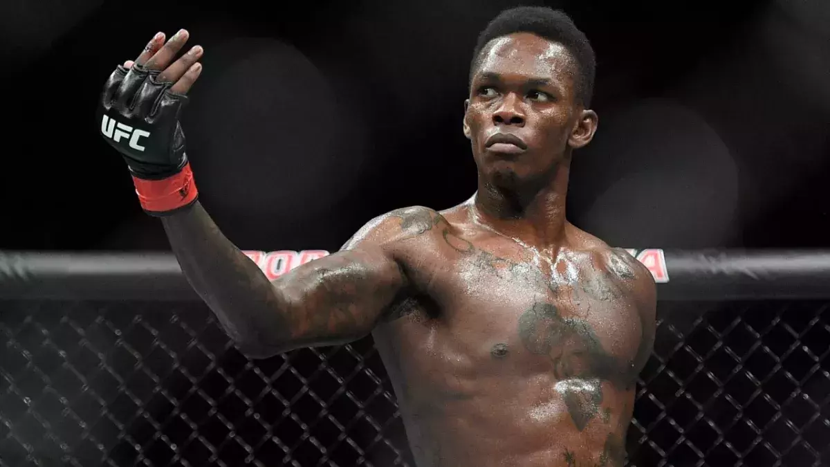 Israel Adesanya dans la cage de l'UFC