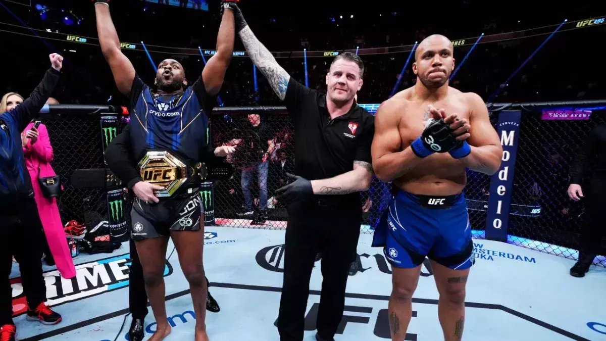 Jon Jones et Ciryl Gane après leur combat à l'UFC 285. 