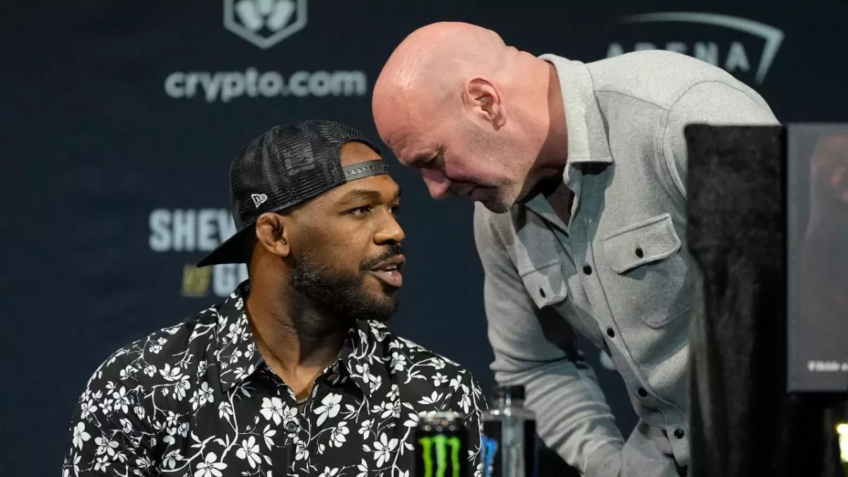 Jon Jones et Dana White lors de la conférence de presse de l'UFC 285. 