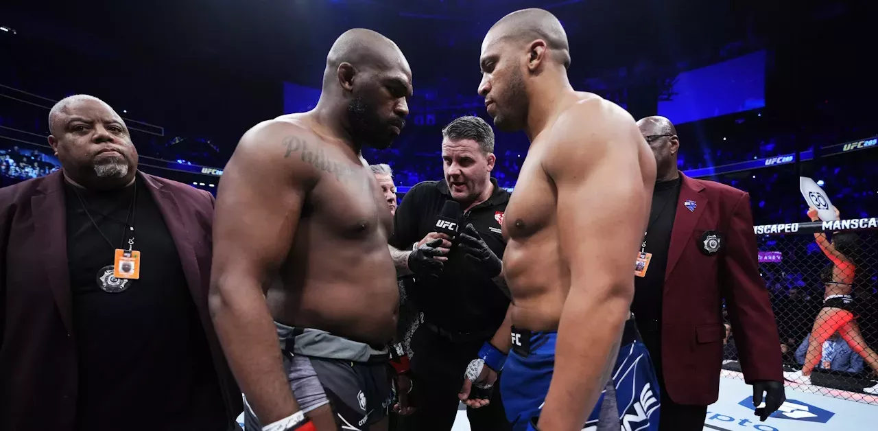 Jon Jones face à Ciryl Gane le 5 mars 2023 lors de l'UFC 285.