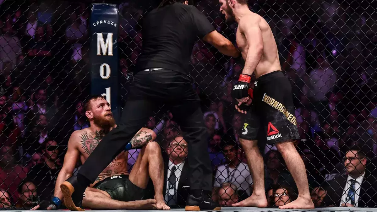 Khabib s'en prend à Conor McGregor après avoir soumis l'Irlandais lors de l'UFC 229.