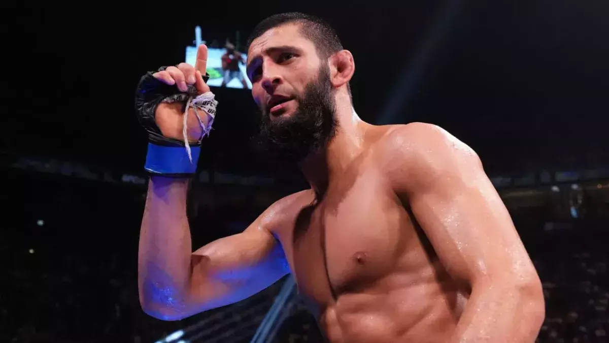 Khamzat Chimaev dans la cage de l'UFC