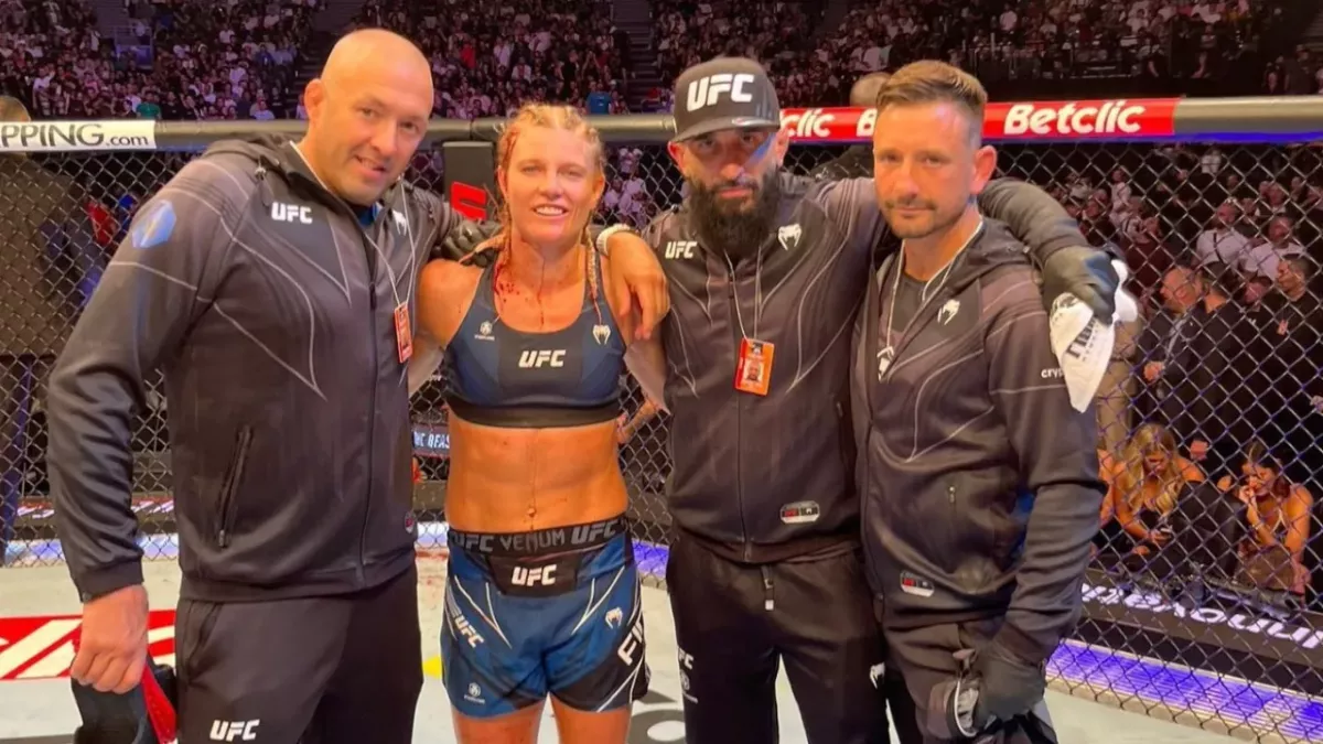 Kristof Midoux, Manon Fiorot, Aldric Cassata et Jérôme Vaulerin dans la cage de l'UFC