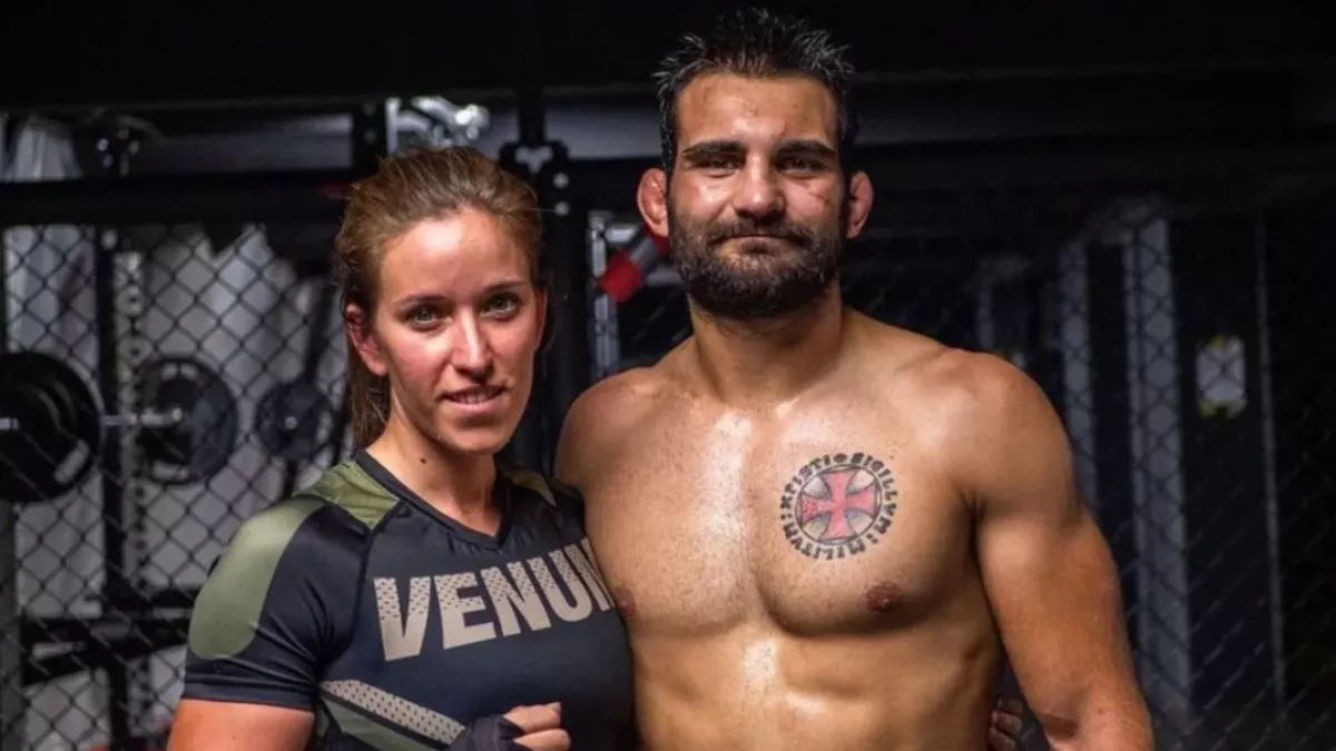 Laura Saint-Denis est la compagne de Benoit Saint-Denis, mais aussi son agent. 