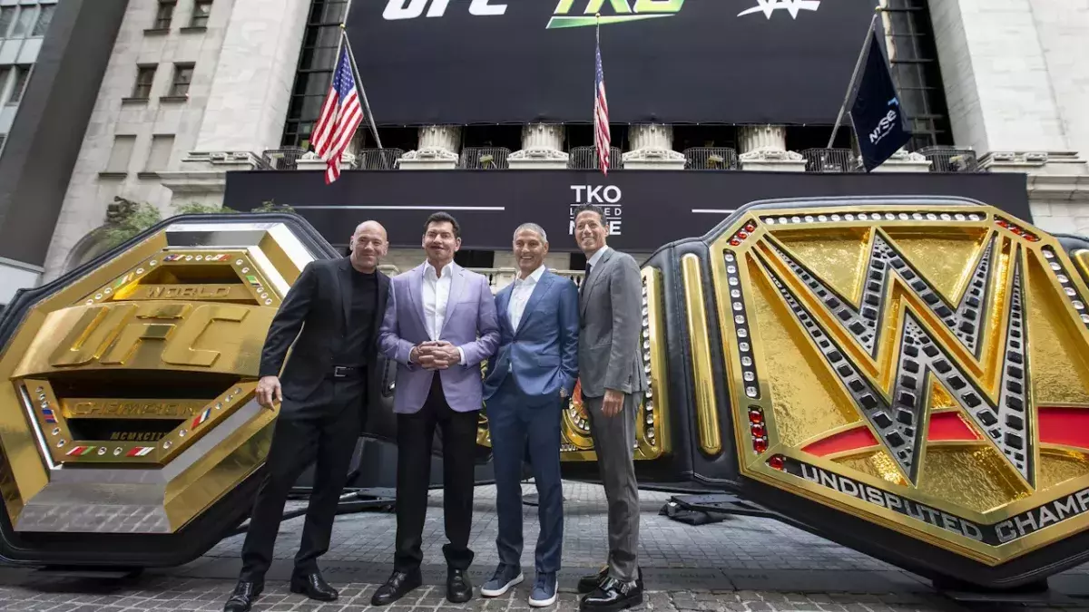 Les dirigeants de l'UFC et de la WWE prennent la pose après leur accord financier en septembre 2023.