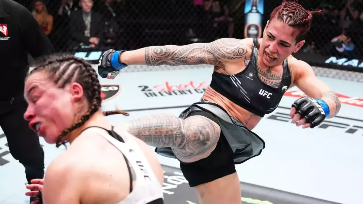 Nora Cornolle dans la cage de l'UFC