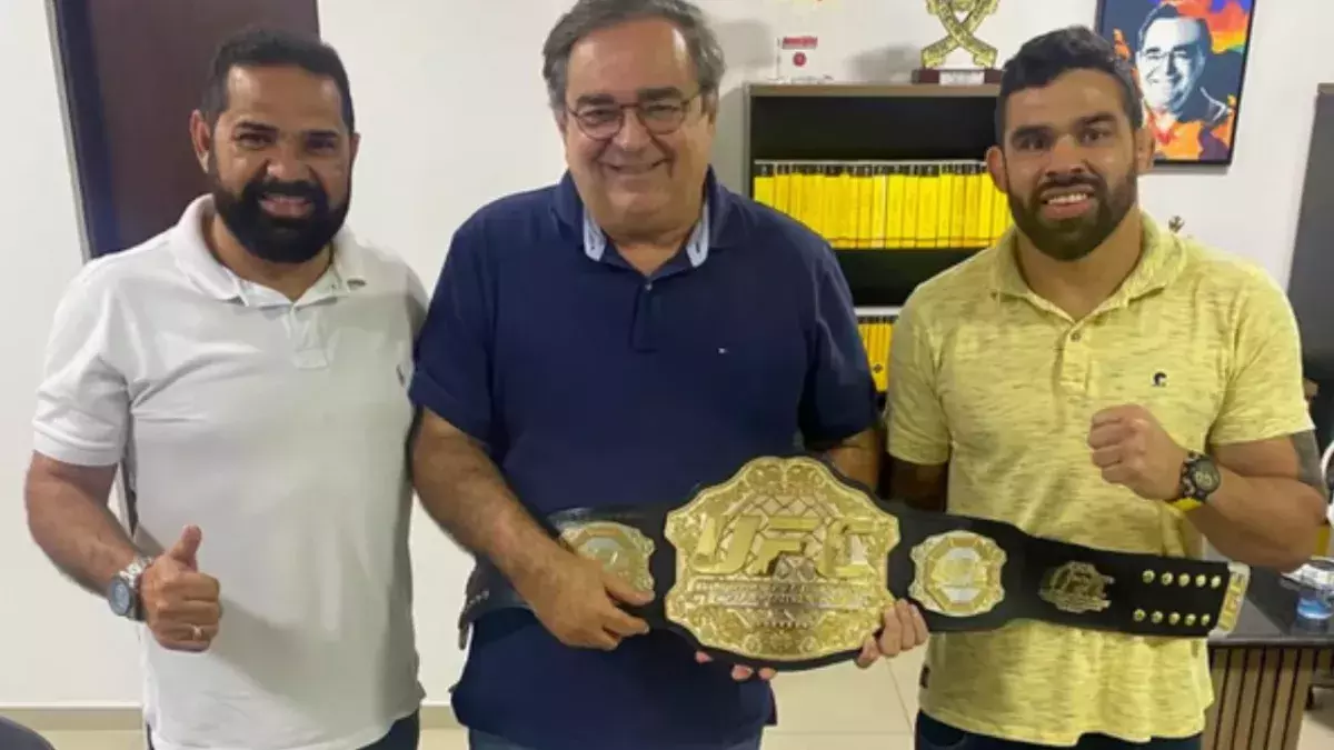 Renan Barao présentant sa ceinture UFC