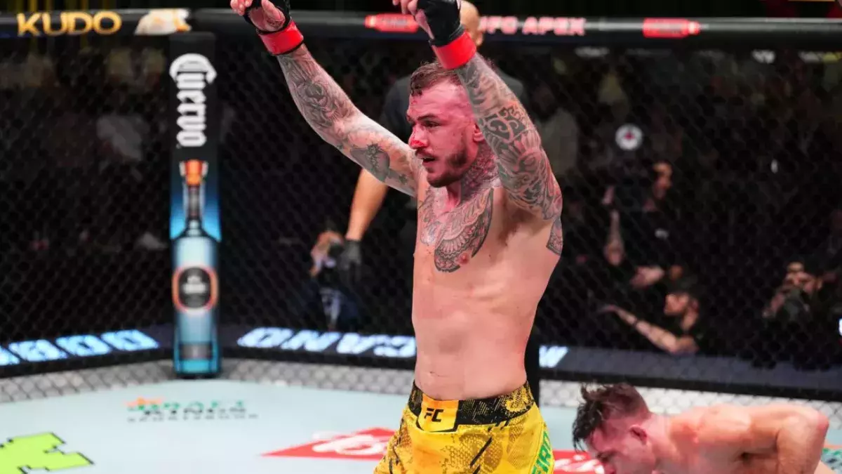 Renato Moicano dans la cage de l'UFC