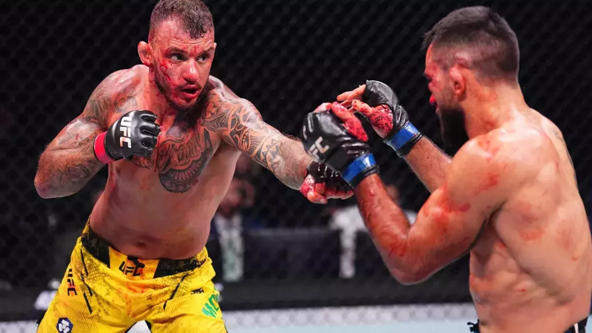 Renato Moicano face à Benoît Saint-Denis lors du 2e round de leur combat à l'UFC Paris 3.