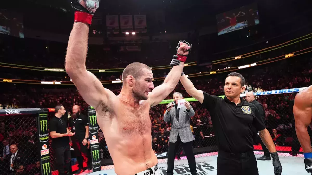 Sean Strickland est déclaré vainqueur face à Paulo Costa le 2 juin 2024.