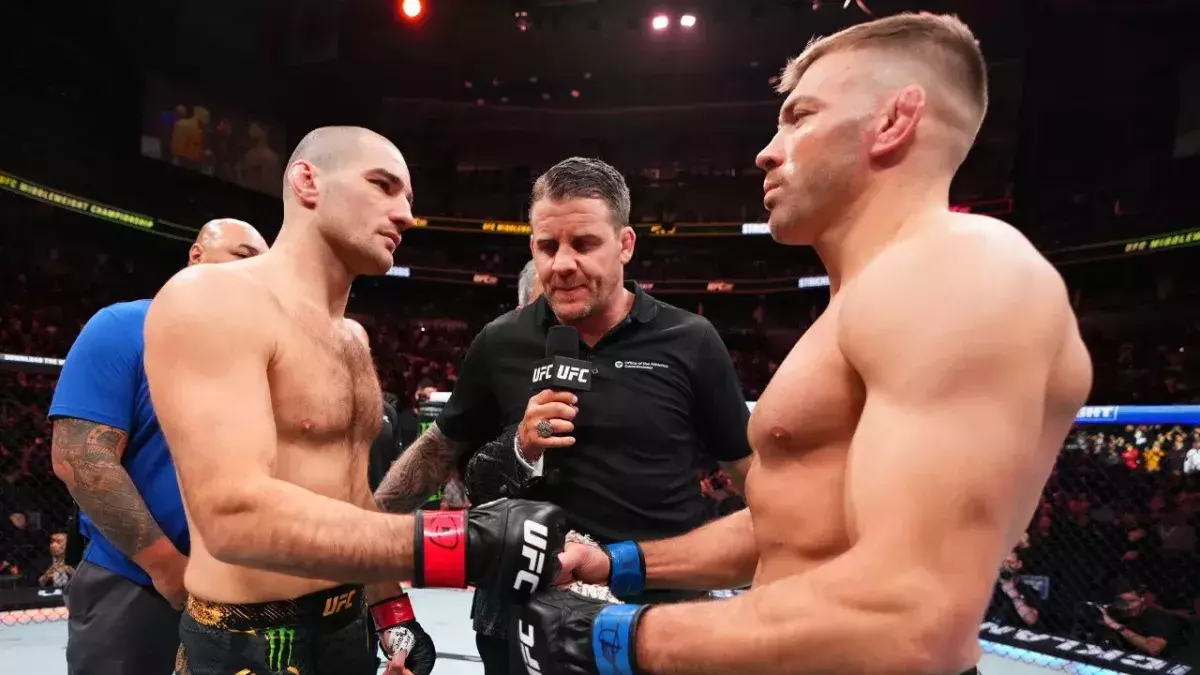 Sean Strickland et Dricus Du Plessis lors de leur premier affrontement à l'UFC 297. 