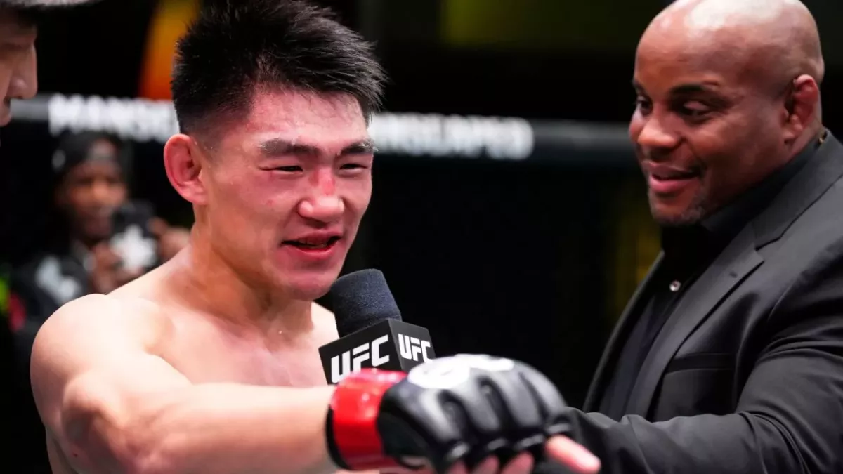 Song Yadong lors de l'interview post-combat réalisé par Daniel Cormier. 