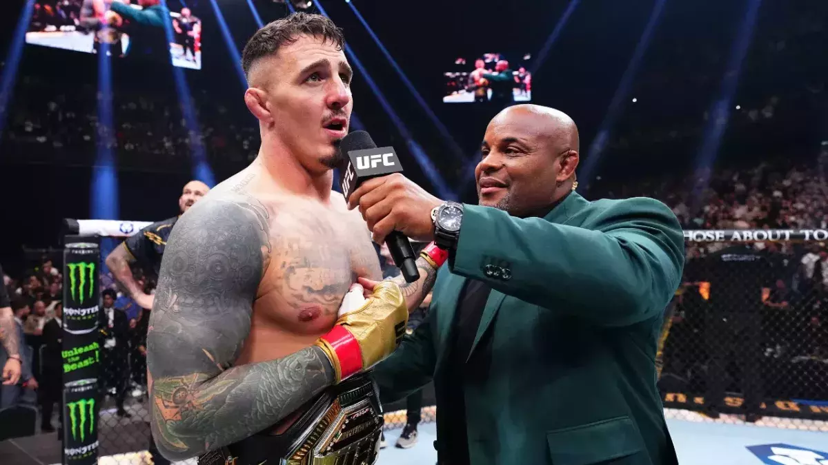 Tom Aspinall au micro de Daniel Cormier.