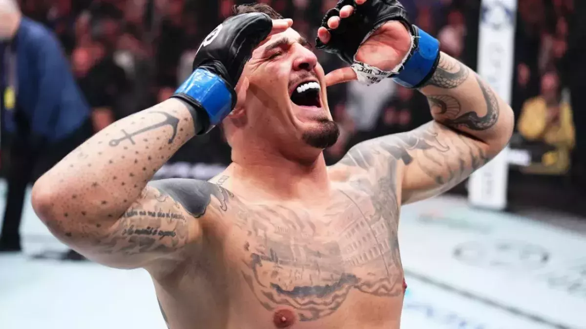 Tom Aspinall dans la cage de l'UFC