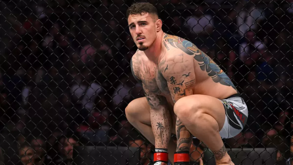 Tom Aspinall dans la cage de l'UFC