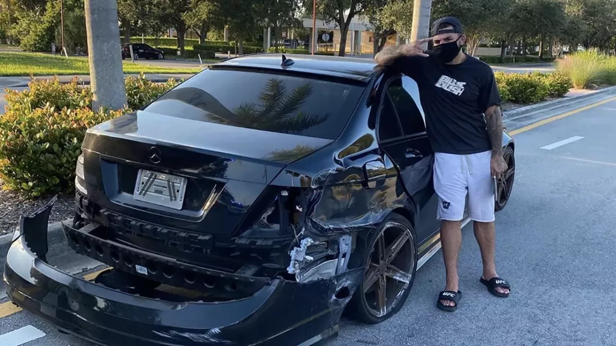 UFC  : Mike Perry crash totalement sa Mercedes (PHOTOS)