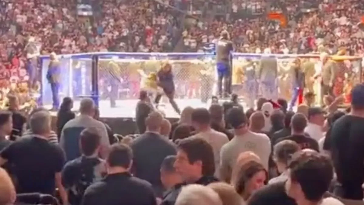 Une fan a couru vers l'octogone lors de l'UFC 274 Oliveira vs Gaethje. 