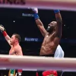 Canelo Alvarez (à gauche) et Terence Crawford (à droite)