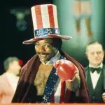 Carl Weathers a incarné Appolo Creed dans les quatre premiers volets de la saga Rocky. 