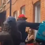 Dereck Chisora se battant avec un livreur dans la rue