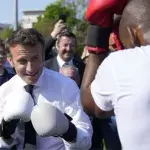 Emmanuel Macron a montré ses talents de boxeur lors d'un passage en Seine Saint-Denis 