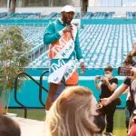 Floyd Mayweather et Jake Paul à la conférence de presse du combat Logan Paul vs Mayweather