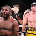 Floyd Mayweather et Logan Paul à l'issue de leur combat en juin 2021. 