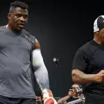 Francis Ngannou aux côtés de Mike Tyson lors d'un entrainement en vue de son combat contre Tyson Fury. 