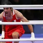Imane Khelif explose de joie après sa victoire en quart de finale des Jeux Olympiques de Paris.