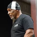 Mike Tyson est inquiété un an après avoir frappé un homme dans un avion. 