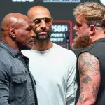Mike Tyson et Jake Paul lors du face à face d'avant-combat. 